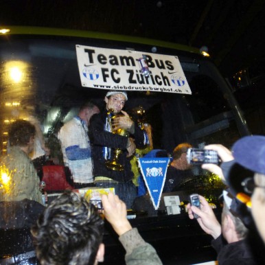 2006-05-14  FUSSBALL-SCHWEIZERMEISTER BLERIM DZEMAILI MIT POKAL BEI DER RÜCKKEHR VON BASEL, Zürich Hardbrücke